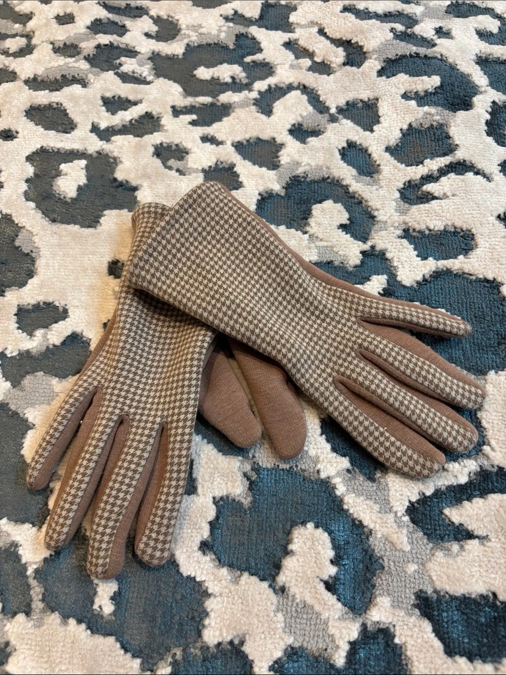 Classic Houndstooth Women's Gloves in Tan